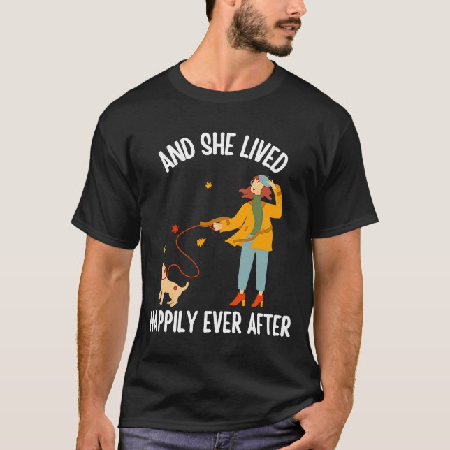 Camiseta Vivió Feliz Nunca Después De Ser Dueña De Perro (Anverso)