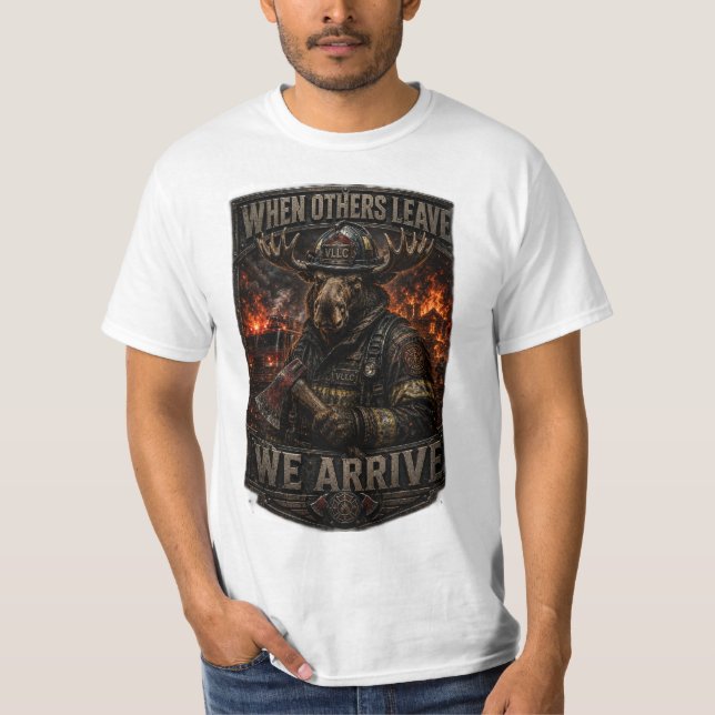 Camiseta VLLC When Others Leave We Arrive Firefighter Moose (Anverso)