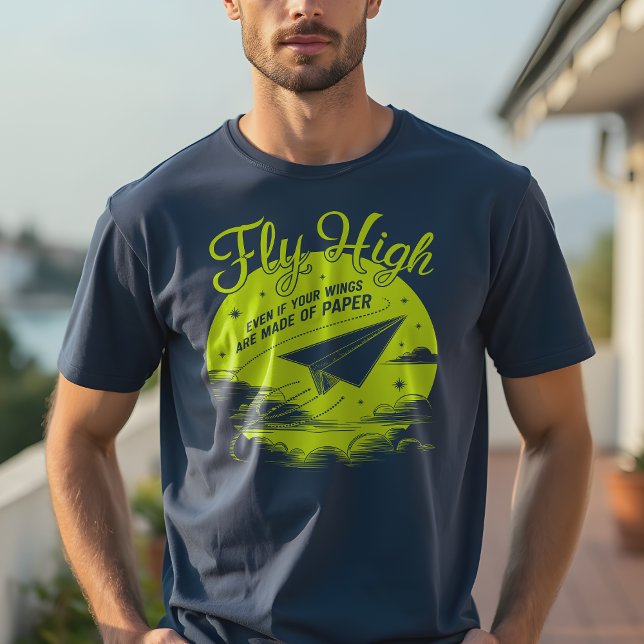 Camiseta Volar alto con alas de papel: Inspirador (Subido por el creador)