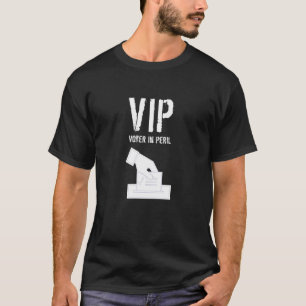 Camiseta Votante VIP en peligro con imagen blanca y texto