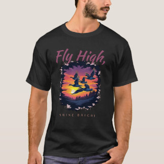 Camiseta Vuelo dorado: Pato volando al atardecer en la capt