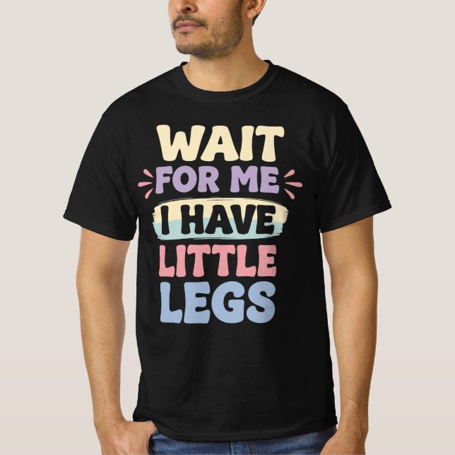 Camiseta Wait For Me I Have Little Legs Funny Relatable  (Anverso)