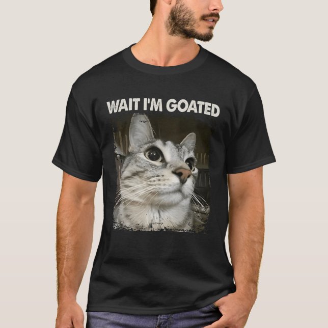 Camiseta Wait I'm Goated Silly Cat Meme Trendy Humor Saying (Anverso)