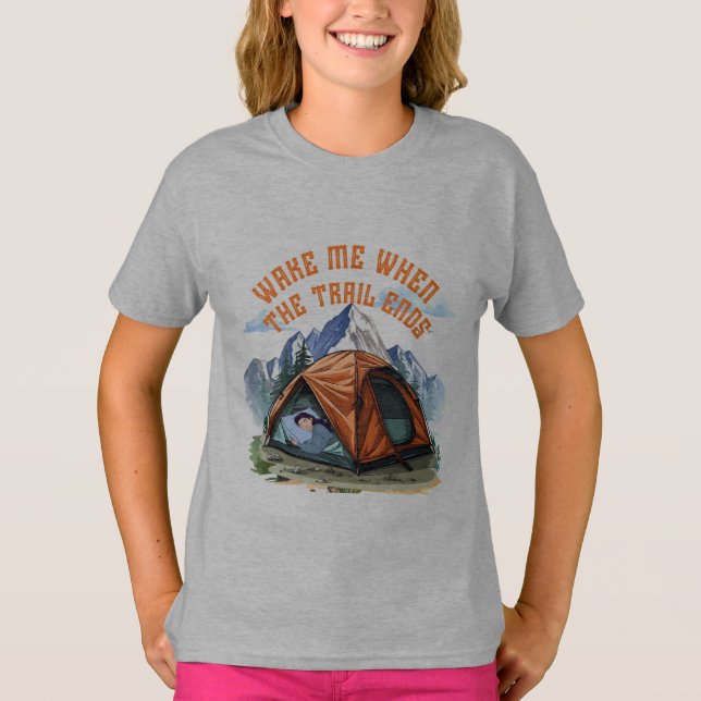 CAMISETA WAKE ME WHEN THE TRAIL ENDS.” – LAZY CAMPER TEE (Anverso)