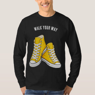 Camiseta walk your way. yellow sneaker