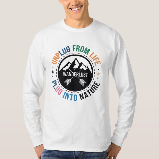 Camiseta Wanderlust - Desenchufe De La Vida, Enchufe A La N (Anverso)