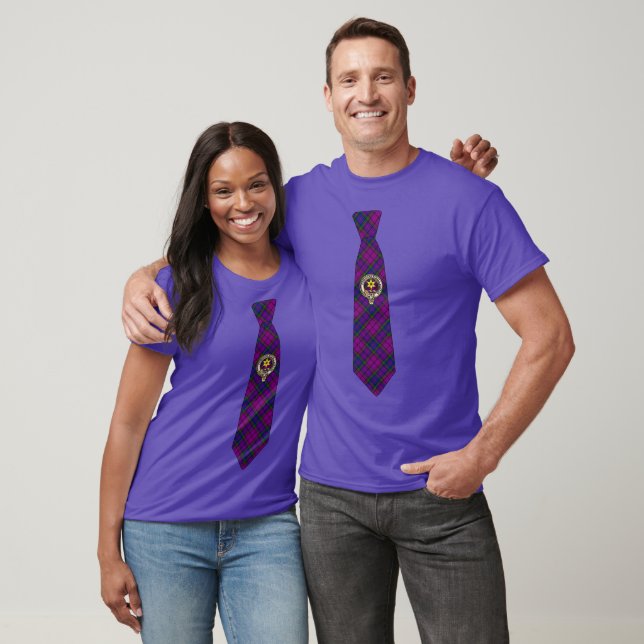 Camiseta Wardlaw Tartan Necktie T-Shirt w/Badge (Unisexo)
