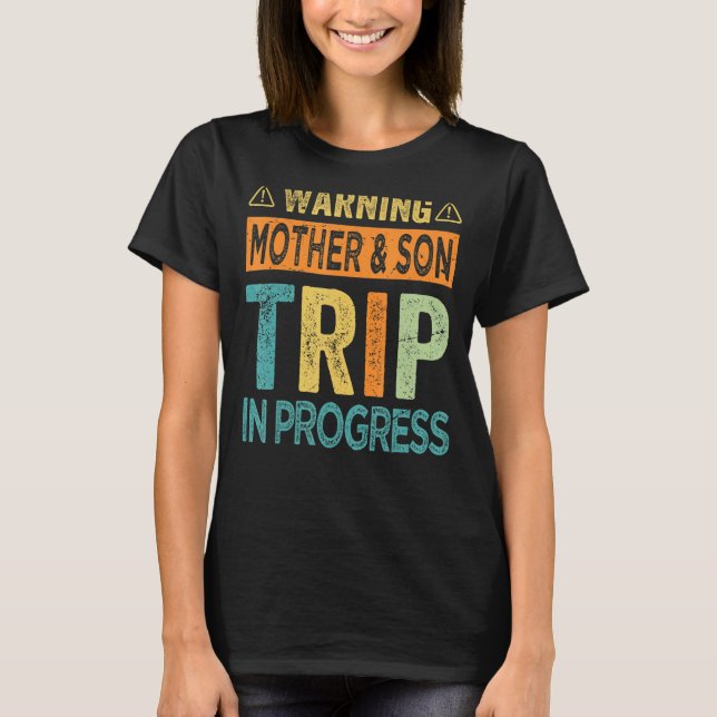 Camiseta Warning Mother Son Trip In Progress - Trip with Mo (Anverso)