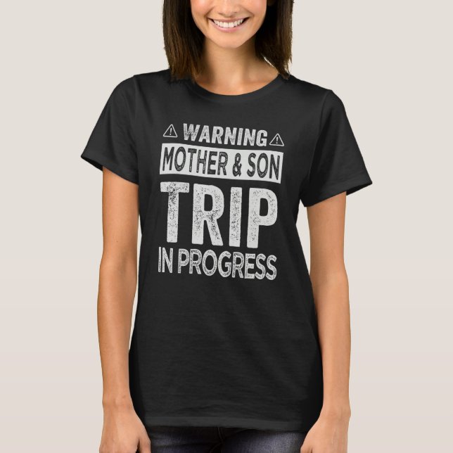 Camiseta Warning Mother Son Trip In Progress - Trip with Mo (Anverso)