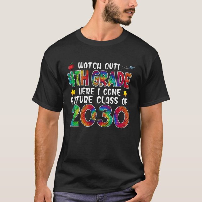 Camiseta Watch Out 4th Grade Here I Come Future Class 2030  (Anverso)