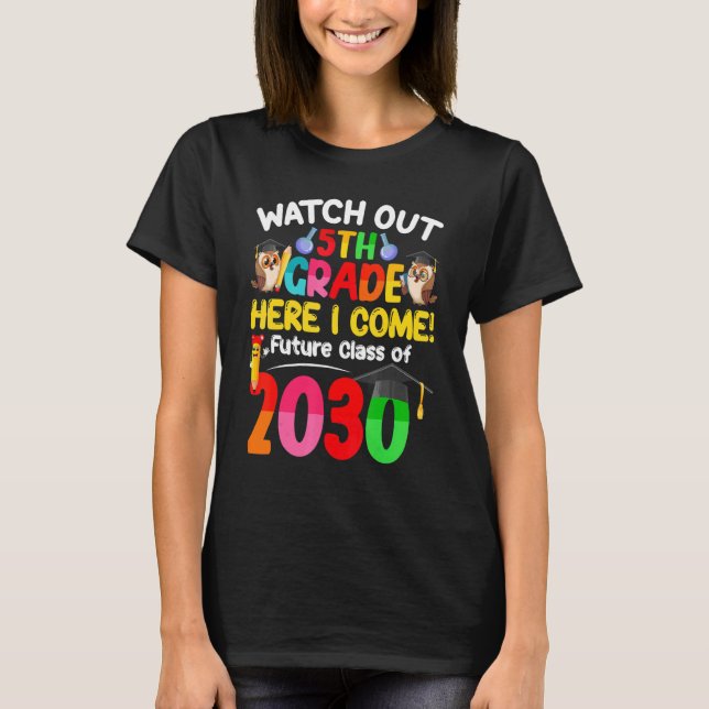 Camiseta Watch Out 5th Grade Here I Come Future Class 2030  (Anverso)