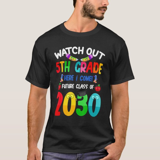 Camiseta Watch Out 5th Grade Here I Come Future Class 2030  (Anverso)