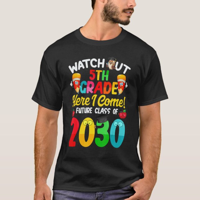 Camiseta Watch Out 5th Grade Here I Come Future Class 2030  (Anverso)