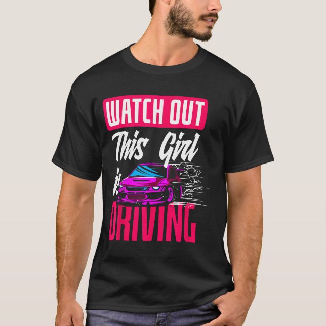 Camiseta Watch Out This Girl Is Driving Funny New Driver  (Anverso)