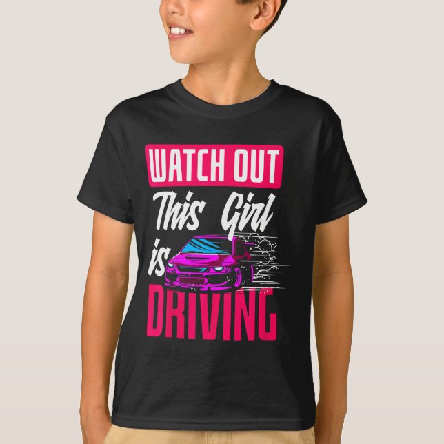 Camiseta Watch Out This Girl Is Driving Funny New Driver  (Anverso)
