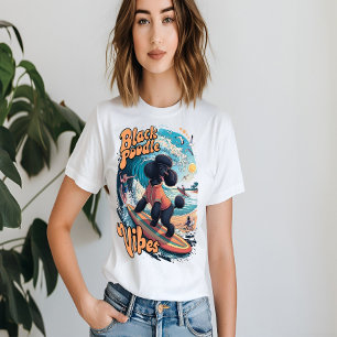 Camiseta Wave Rider: Aventura para el surf con caniche negr