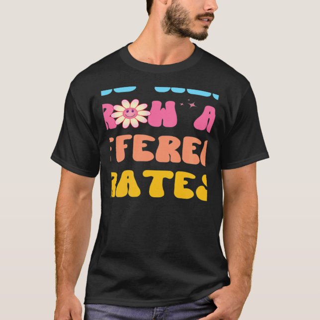 Camiseta We All Grow At Different Rates SPED Teacher Groovy (Anverso)