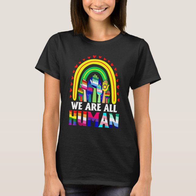 Camiseta We Are All Human Rainbow Hand LGBT LGBTQ (Anverso)