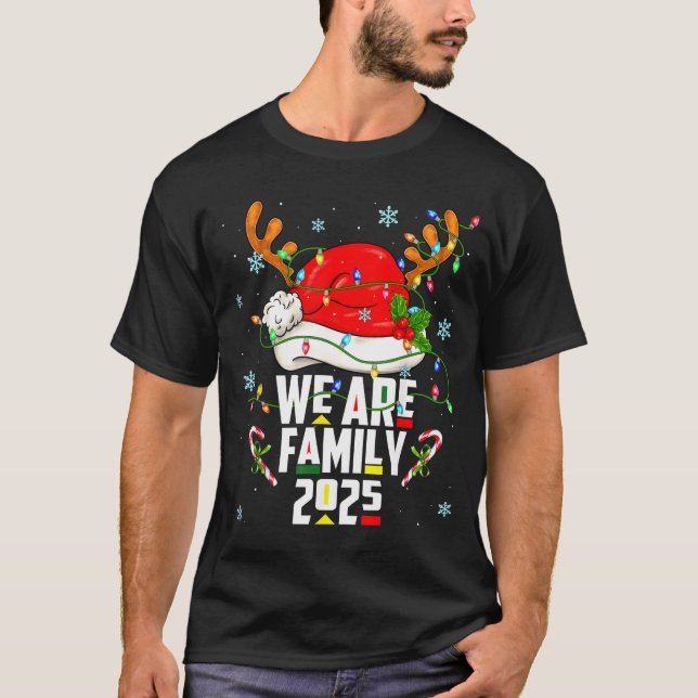 Camiseta We Are Family 2025 Black Christmas Tree Santa Pjs  (Anverso)