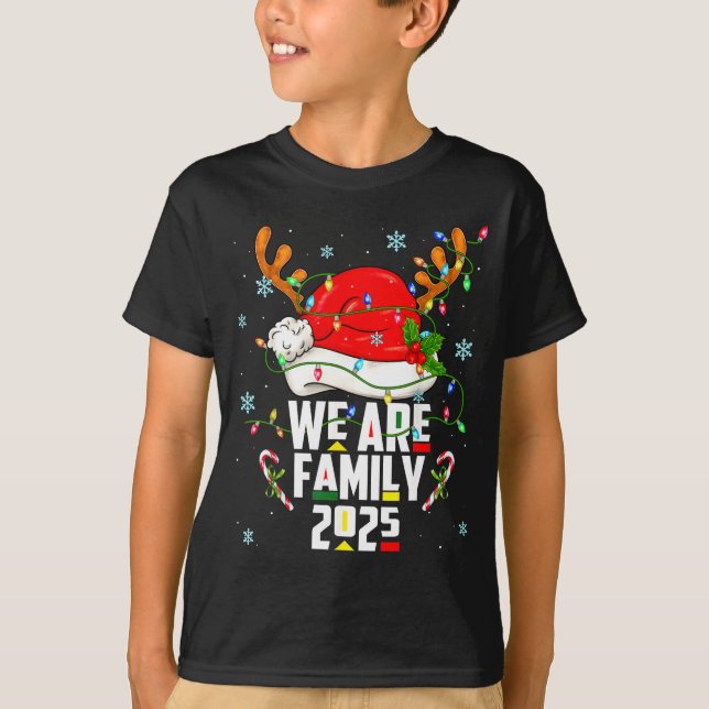 Camiseta We Are Family 2025 Black Christmas Tree Santa Pjs  (Anverso)