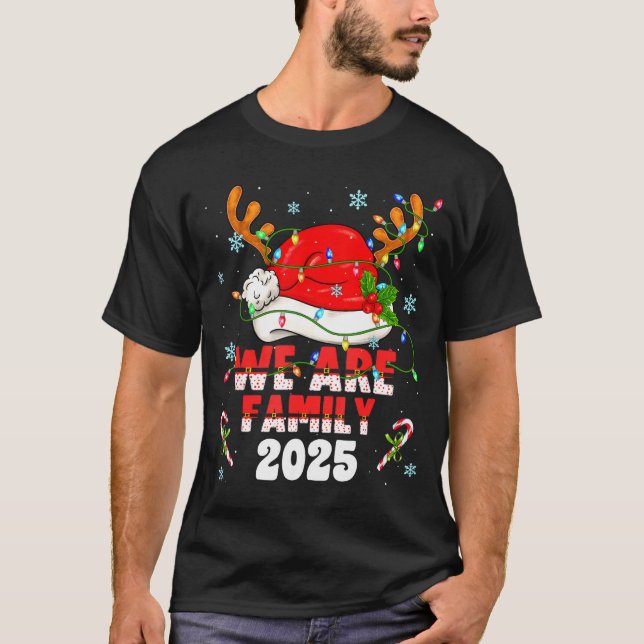 Camiseta We Are Family 2025 Christmas Tree Santa Pjs Group  (Anverso)