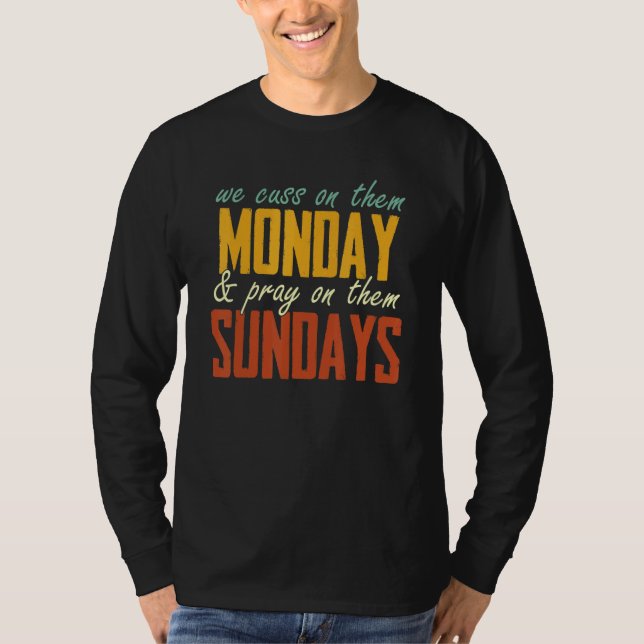 Camiseta We Cuss On Them Monday & Pray On Them Sundays   (Anverso)