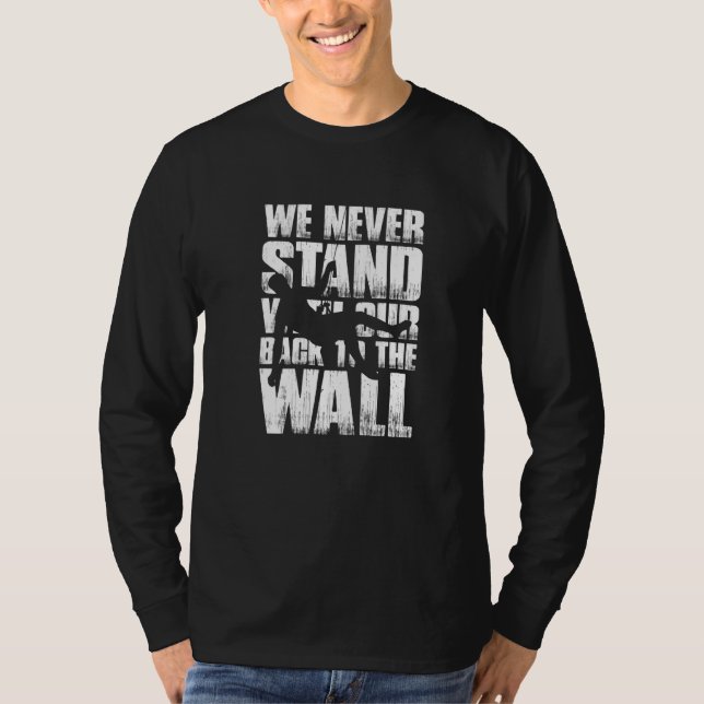 Camiseta We Never Stand With Our Back To The Wall Mountaine (Anverso)