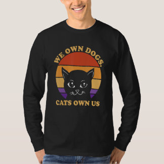 Camiseta We Own Dogs Cats Own Us Cat Lover Sayings Kitten Q