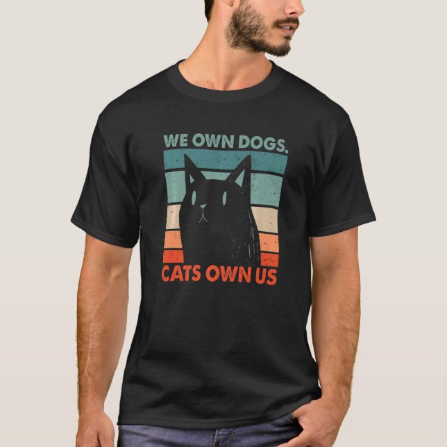Camiseta We Own Dogs Cats Own Us Cat Lover Sayings Kitten Q (Anverso)