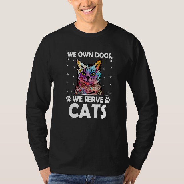 Camiseta We Own Dogs We Serve Cats Funny Cat Mom Humor Cat  (Anverso)