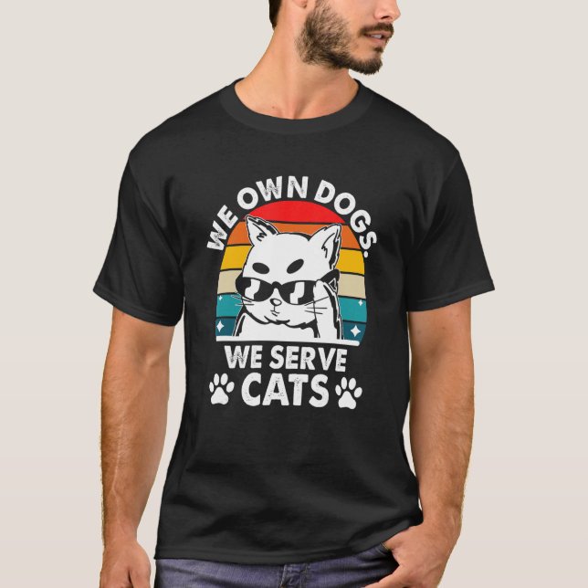 Camiseta We Own Dogs We Serve Cats Funny Cat Mom Humor Cat  (Anverso)