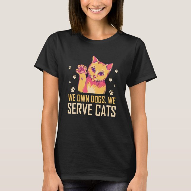 Camiseta We Own Dogs We Serve Cats Funny Cat Mom Humor Cat  (Anverso)