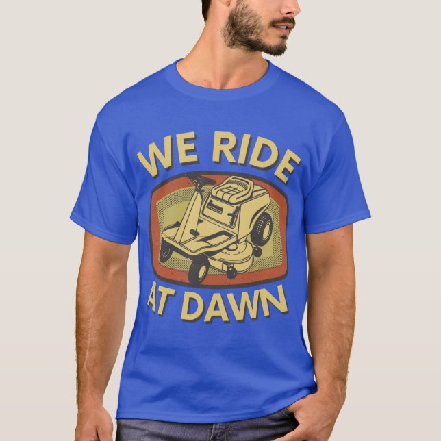 Camiseta We Ride At Dawn Lawn Mower gift for dad funny mens (Anverso)