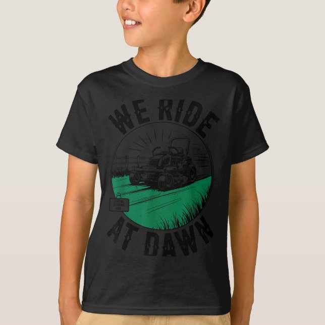 Camiseta We Ride At Dawn Lawn Mower Zero-turn Funny Dad Mow (Anverso)