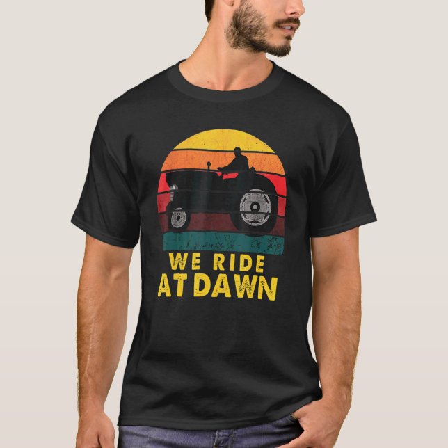 Camiseta We Ride At Dawn Lawnmower Lawn Mowing Dad Yard (Anverso)