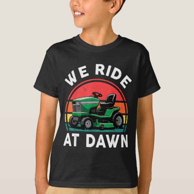 Camiseta We Ride At Dawn Riding Lawn Mower Toddler Funny Mo (Anverso)