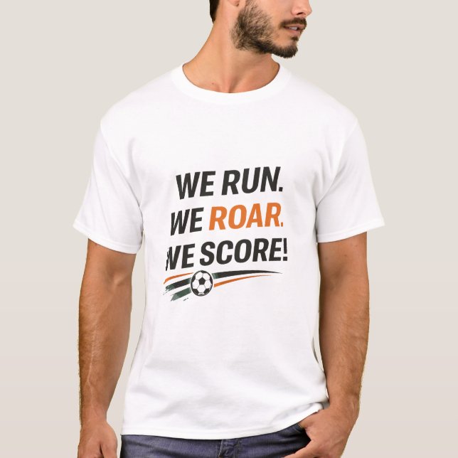 Camiseta We Run We Roar We Score Aggressive Soccer Team (Anverso)