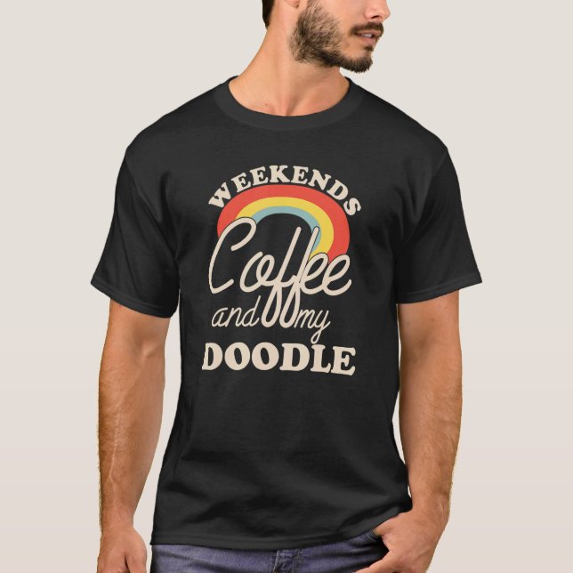 Camiseta Weekends Coffee And My Doodle Goldendoodle Labrado (Anverso)