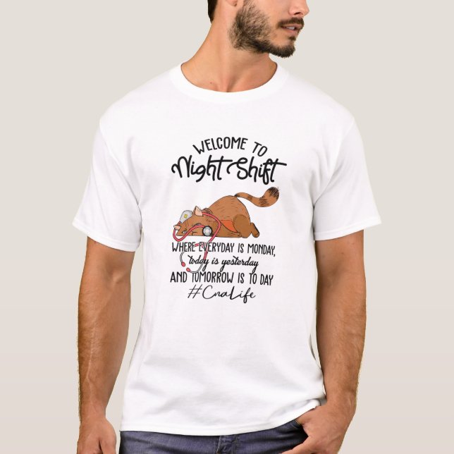 Camiseta Welcome TO Night Shift Cna Life Tired Cat Nursing (Anverso)
