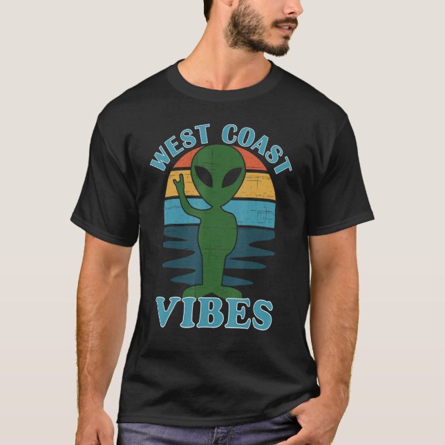 Camiseta WEST COAST VIBES Alien Retro Sunset (Anverso)