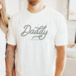 Camiseta Western Cowboy Rodeo Personalized Daddy<br><div class="desc">Looking for the perfect gift for the best Daddy of a little cowgirl or cowboy? This western Daddy shirt is the perfect gift for all country lovin' Dads! The unique rope font that says "Daddy" is surrounded by sparkling blue stars. Easy to personalize the year. This is a great gift...</div>