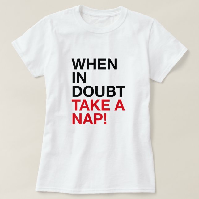 Camiseta When in Doubt Take a Nap – Minimal Typography Tee (Diseño del anverso)