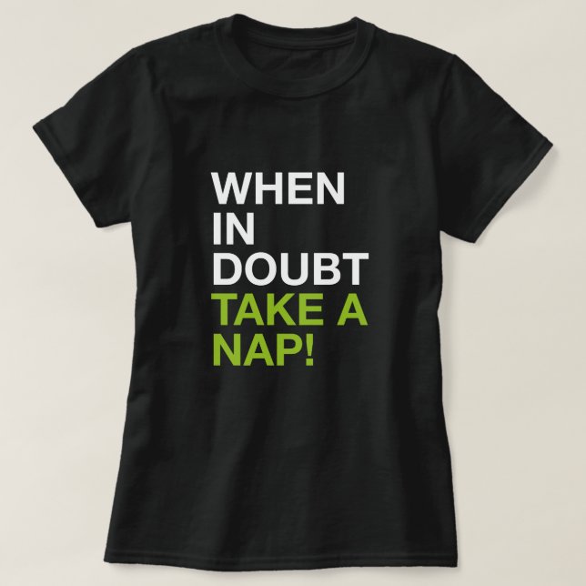 Camiseta When in Doubt Take a Nap – Minimal Typography Tee (Diseño del anverso)