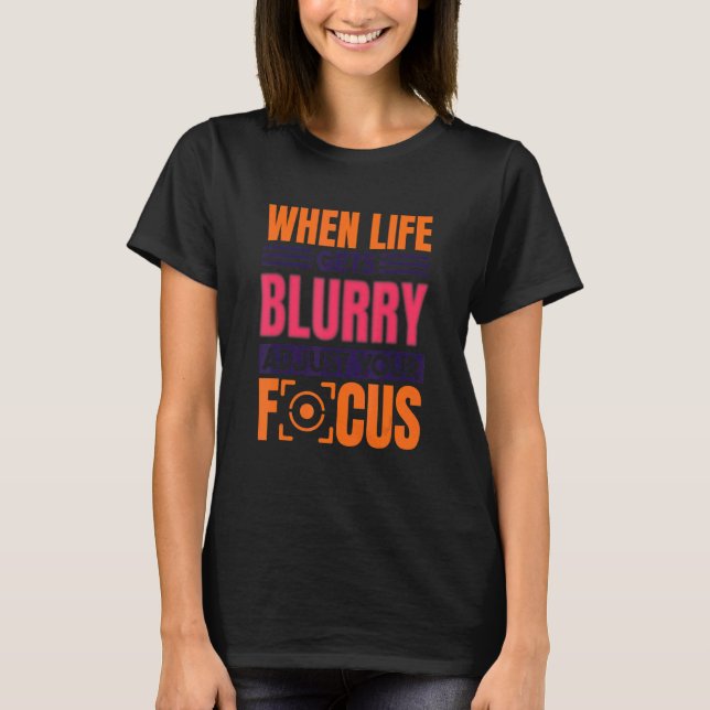 Camiseta When Life Gets Blurry Adjust Your Focus  Photograp (Anverso)