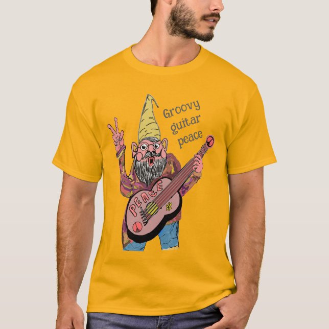 Camiseta Whimsical Gnome with Peace Guitar, Groovy 60s Vibe (Anverso)