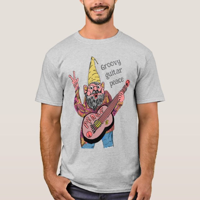 Camiseta Whimsical Gnome with Peace Guitar, Groovy 60s Vibe (Anverso)
