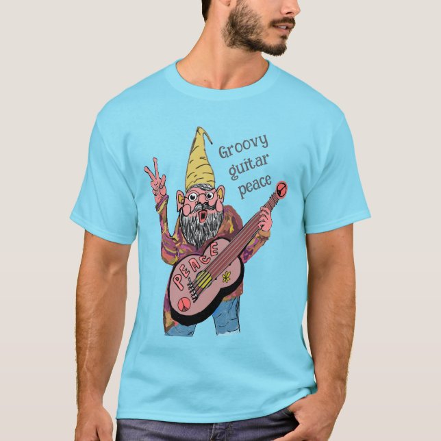 Camiseta Whimsical Gnome with Peace Guitar, Groovy 60s Vibe (Anverso)