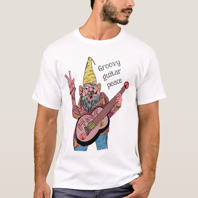 Camiseta Whimsical Gnome with Peace Guitar, Groovy 60s Vibe (Anverso)