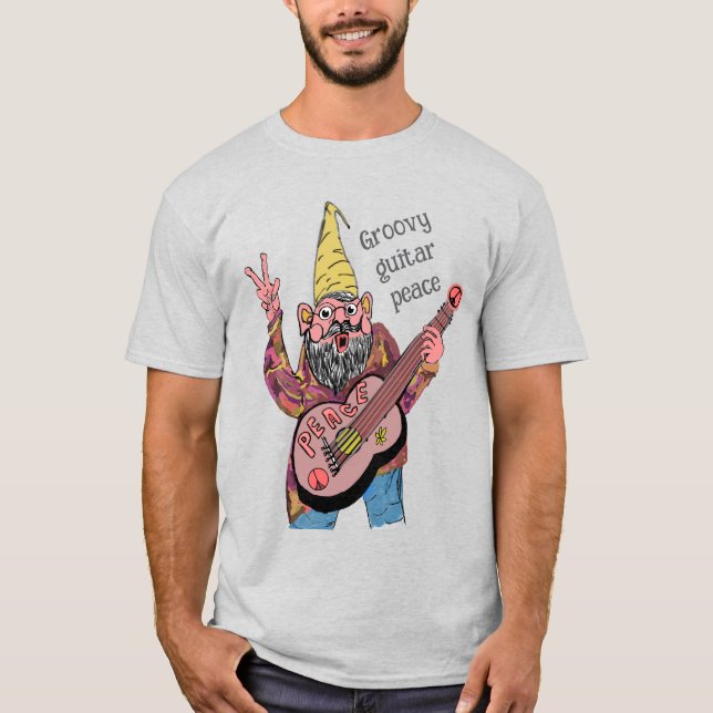 Camiseta Whimsical Gnome with Peace Guitar, Groovy 60s Vibe (Anverso)