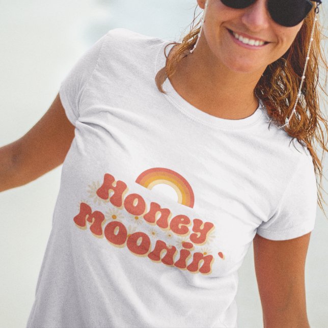 Camiseta Whimsical Retro Font Honeymoonin’ Gigante para Nov (Subido por el creador)
